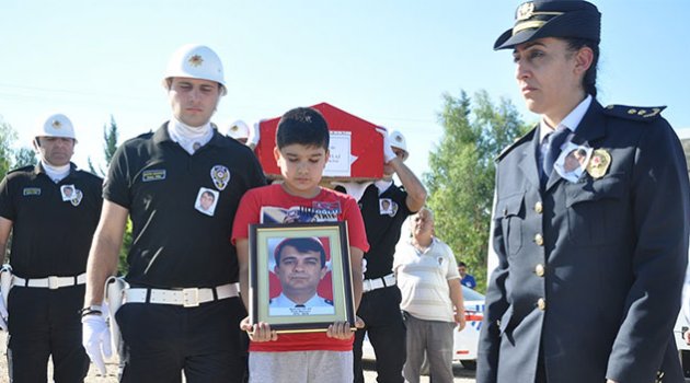 Şehit polis Mehmet Oflaz törenle toprağa verildi