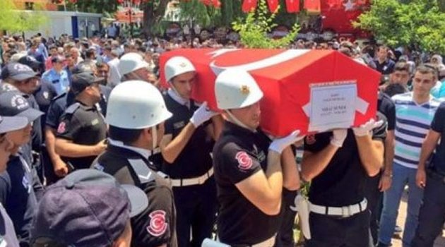 Şehit polis memuru toprağa verildi