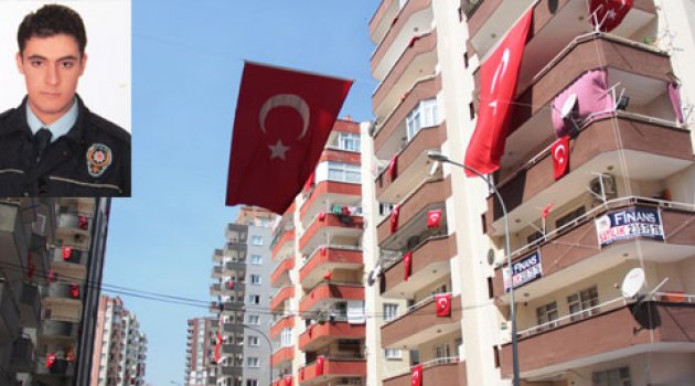 Şehit Polisin Ailesinin sokağı Türk Bayrakları ile donatıldı