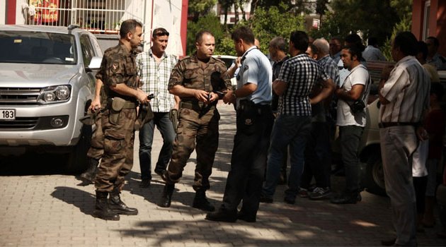 Şehit polisin baba ocağına ateş düştü