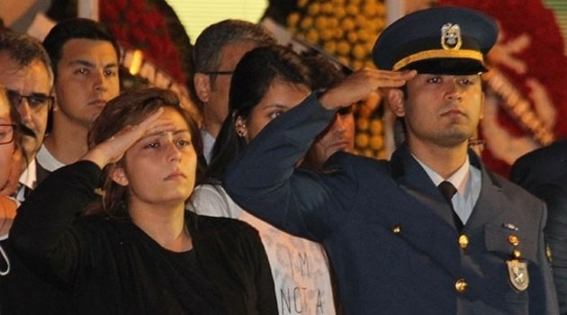 Şehit polisin yaralı kızı, babasını askeri selamla uğurladı
