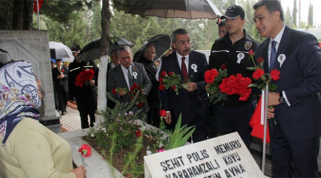Şehit polislere yağmur altında dualı anma töreni