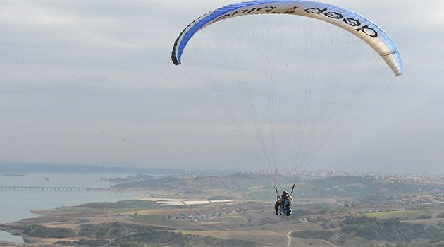 Şehit ve Gazi ailelerinin yamaç paraşütü heyecanı