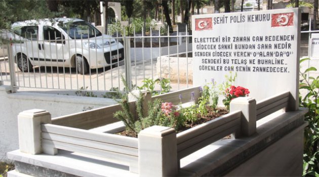 Şehitlerin mezar taşlarındaki yazılar görenleri duygulandırıyor