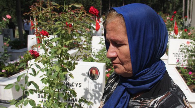 Şehitlikte buruk bayram