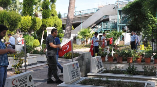 Şehitlikteki bayrakları söktüler