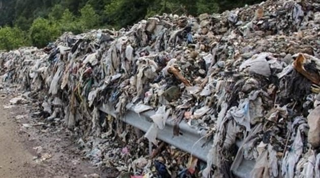 Sel suları kaçak çöp dağını ortaya çıkardı