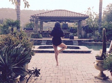 Selena Gomez de yogaya başladı