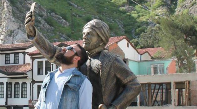 Selfie çeken şehzade