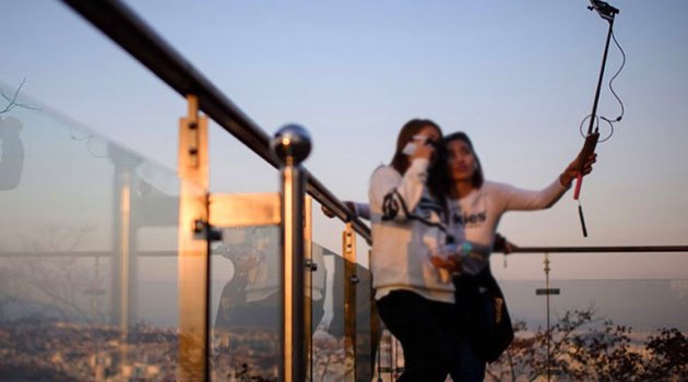 Selfie çubuğu felaket getirdi, iki ölü