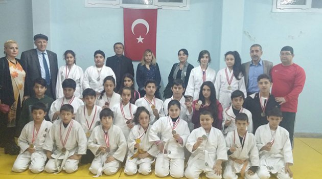 Semiha Yücel Akdeğirmen Okulu judoya damgasını vurdu