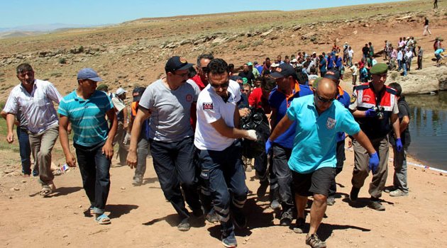 Serinlemek için gölete giren çoban boğuldu