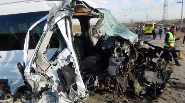 Servis ile otobüs çarpıştı! 10’u öğrenci 15 yaralı var