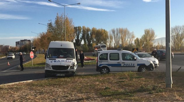 Servis kaza yaptı:5 yaralı