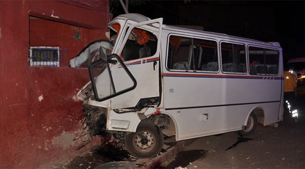 Servis minibüsü eve çarptı: 3 ölü, 8 yaralı