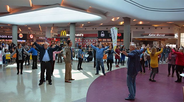 Sevgililer günü’nde ‘Flash Mob’ sürprizi