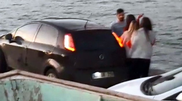 Sevgilisini başka biriyle yakalayınca ortalığı birbirine kattı