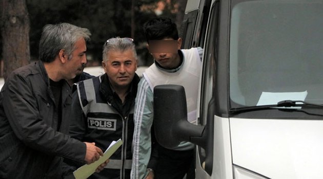 Sevgilisini sosyal medyada etiketleyince boğazını kesti