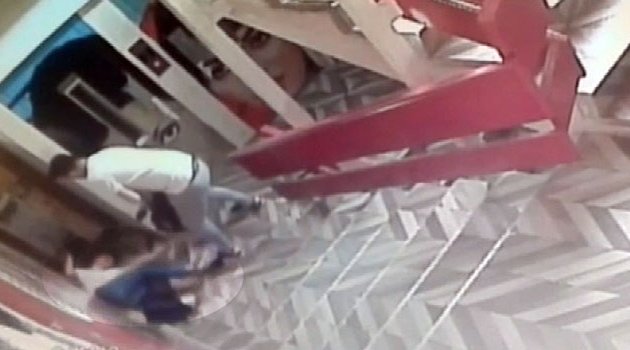 Sevgilisinin gözü önünde kendini bıçakladı