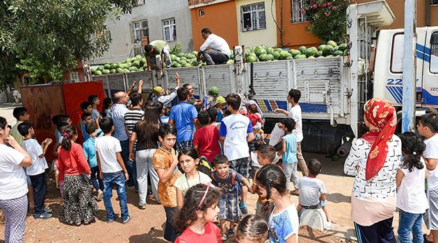 Seyhan Belediyesi 50 ton karpuz dağıttı