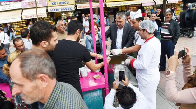 Seyhan Belediyesi 60 bin kişiye aşure dağıttı