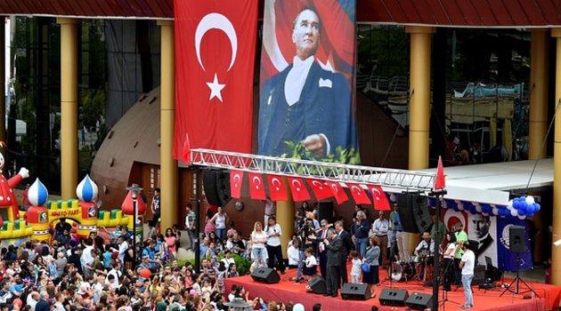 Seyhan Belediyesi’nin 23 Nisan etkinliğine binlerce çocuk katıldı