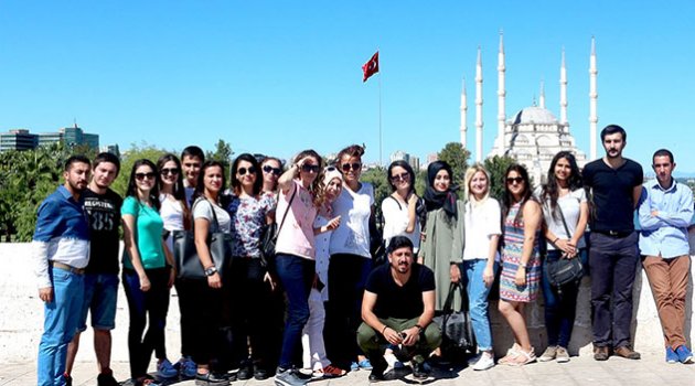Seyhan Belediyesi üniversite öğrencilerine Adana’yı gezdirdi