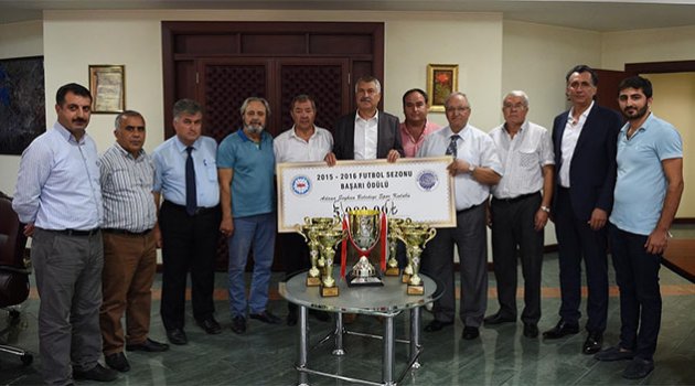 Seyhan Belediyespor futbolda sezonu 7 kupa ile tamamladı