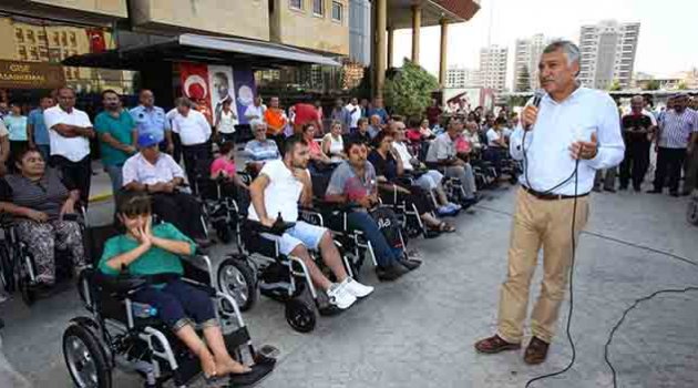 Seyhan’da 100 engelliye akülü tekerlekli sandalye