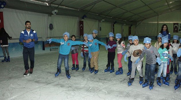 Seyhan’da devasa buz pisti açıldı