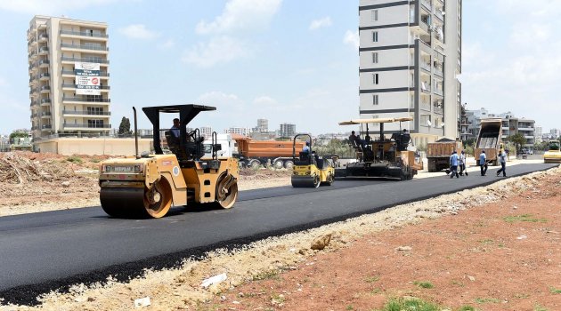 Seyhan’da günde bin 100 ton asfalt üretilip yol yapılıyor