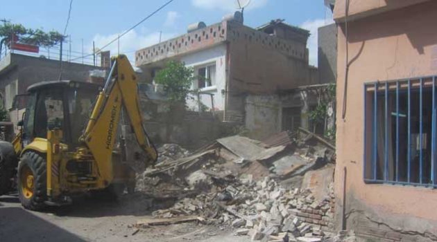 Seyhan’da kaçak ve riskli binalar yıkılıyor