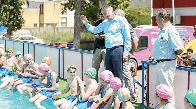 Seyhan’da portatif havuzda serinlik keyfi