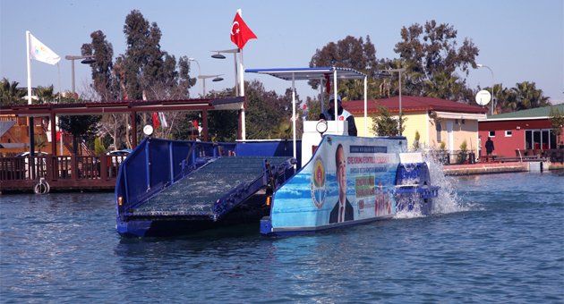 Seyhan Nehri’nde yüzey temizliği
