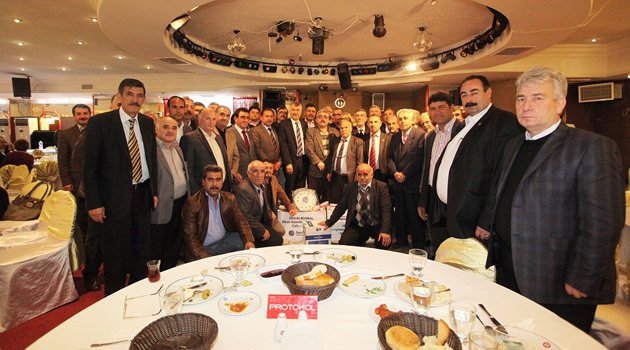 Seyhanlı muhtarlara kırtasiye yardımı