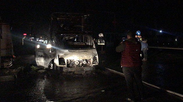 Seyir halindeki kamyonet alev aldı