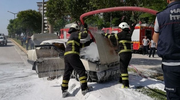 Seyir halindeki otomobil alev aldı