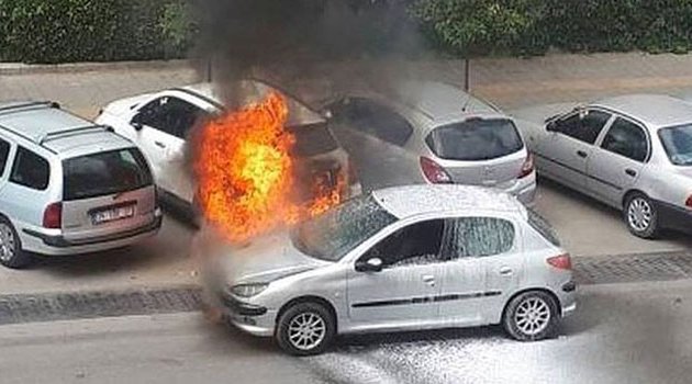 Seyir halindeki otomobil alev aldı