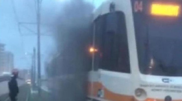 Seyir halindeki tramvayda yangın