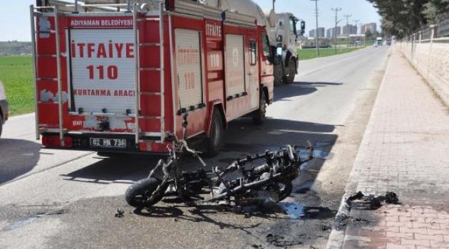 Seyir halindeyken yanan motosiklet demir yığınına döndü