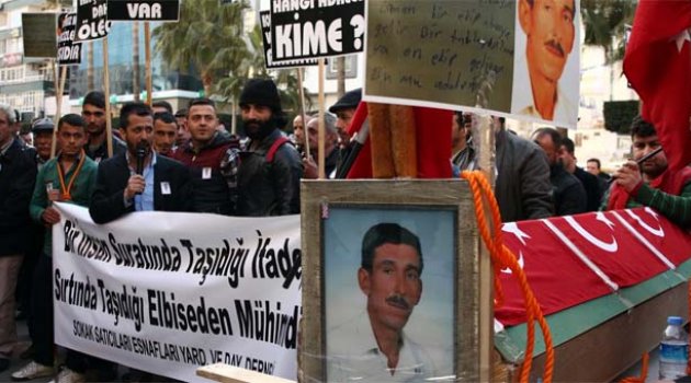 Seyyar satıcılarından belediye önünde tabutlu eylem