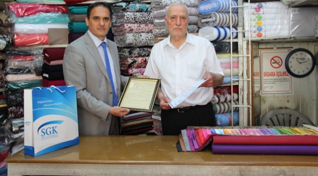 SGK’dan 65 yıldır sigortalı işçi çalıştıran esnafa plaket