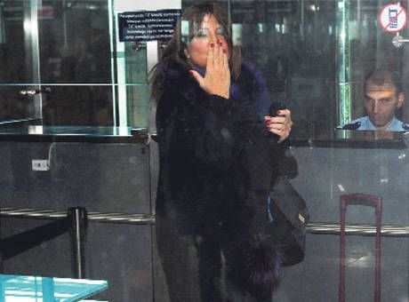 Sibel Can'dan muhabirlere öpücük
