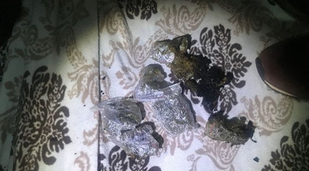 Sıcak havada uyuşturucuyu sobada yakmak istediler yakalandılar