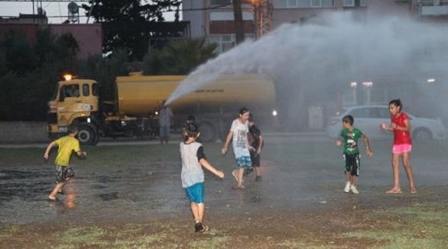 Sıcaktan bunalan çocukları Belediye serinletti