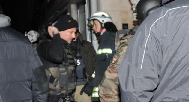 Şiddet gören kadını özel harekat polisleri kurtardı