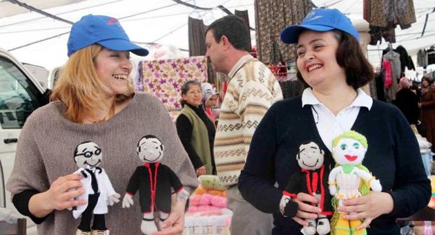 Şiddet mağduru kadınların yaptığı bez bebekler pazarda satılıyor
