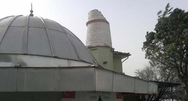 Şiddetli lodos cami minaresini devirdi