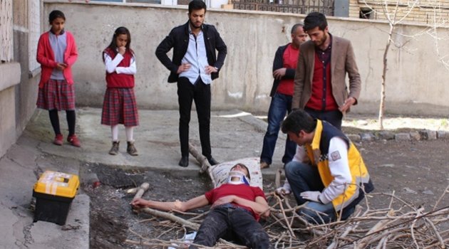Sigara içerken balkondan düşen genç öğrenci yaralandı