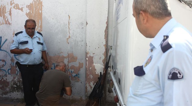 Silahlarını sokağa bırakıp kaçtılar